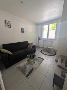 Appartement rénové et meublé , libre de suite à Romans sur Isère.